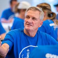 Two Alumni shaking hands.